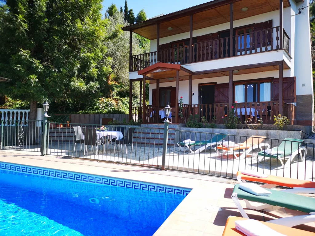 Vista general terrazas y piscina